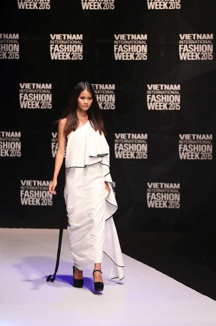 Hương Ly trong trang phục của nhà thiết kế Adrian Anh Tuấn. (Ảnh: BTC)