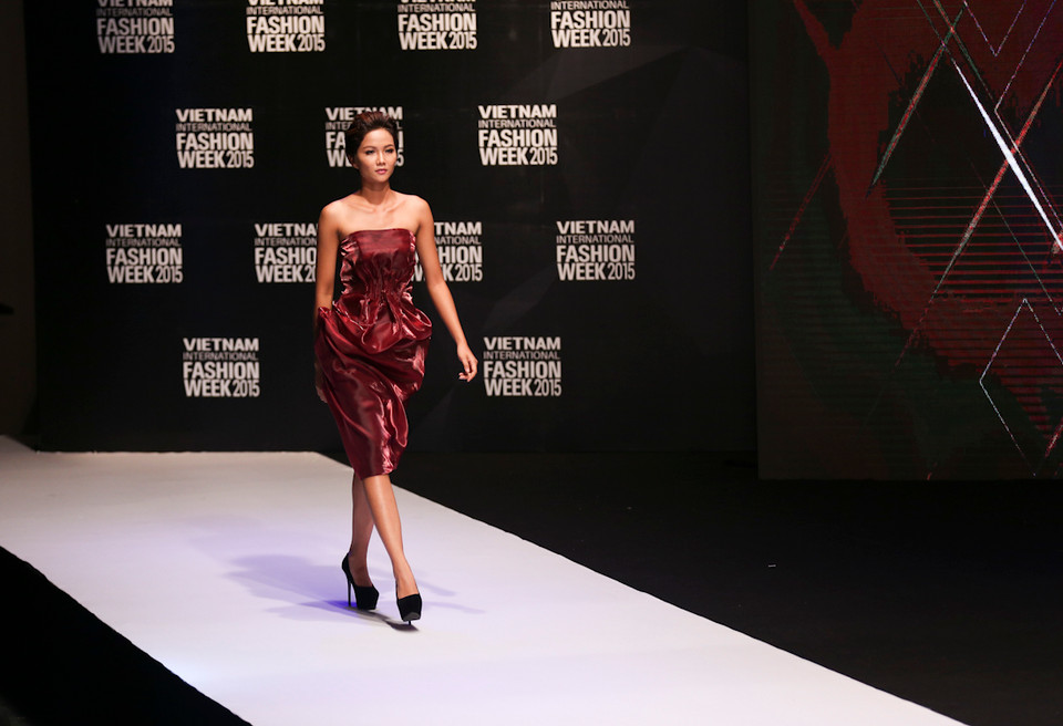 H'Hen Niê trong trang phục của nhà thiết kế Hoàng Minh Hà. (Ảnh: BTC)