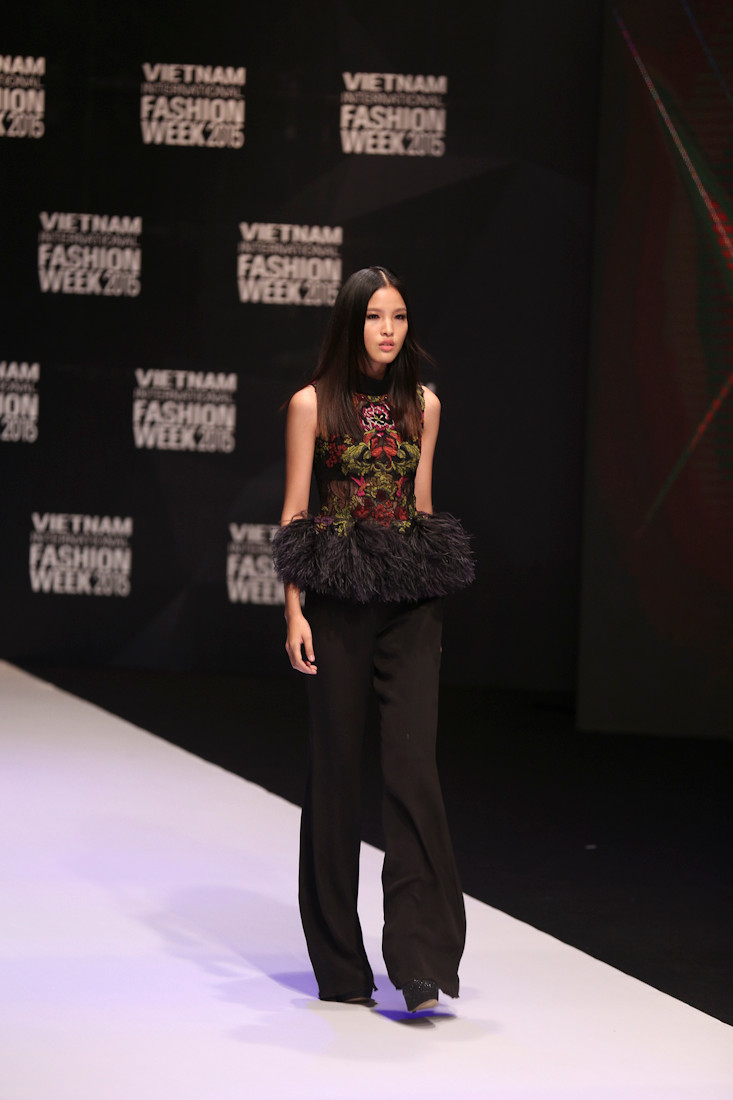 Chà Mi trong trang phục của nhà thiết kế Sebastian Gunawan. (Ảnh: BTC)