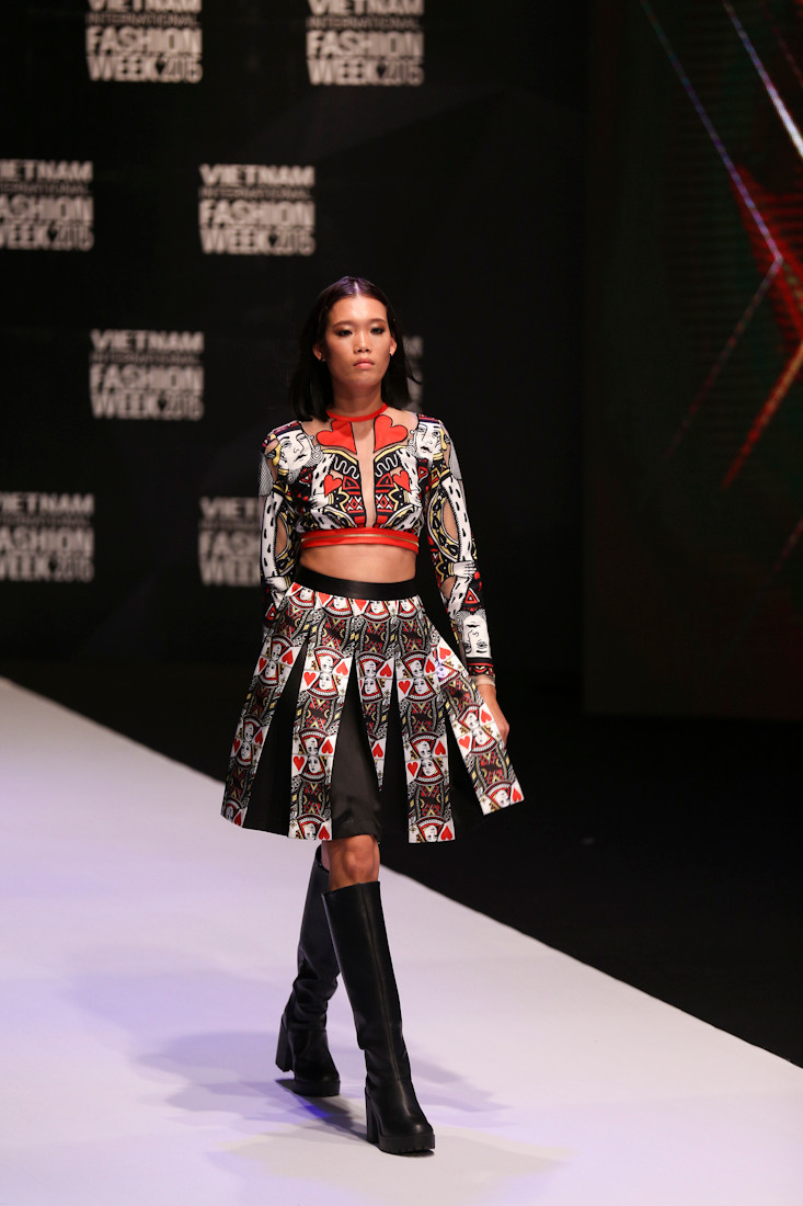 Nguyễn Hợp trong trang phục của nhà thiết kế Lý Giám Tiền. (Ảnh: BTC)