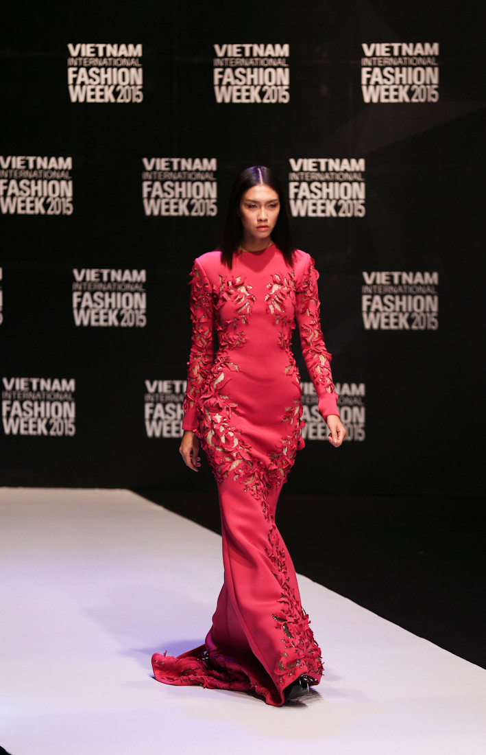 Nguyễn Oanh trong trang phục của nhà thiết kế Ezra Santos. (Ảnh: BTC)