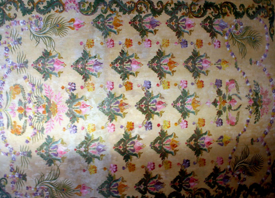 Các bức tranh tường cung An Định sau khi được phục hồi trong một dự án do Cộng hòa Liên bang Đức tài trợ. (Ảnh: Quốc Việt/TTXVN)