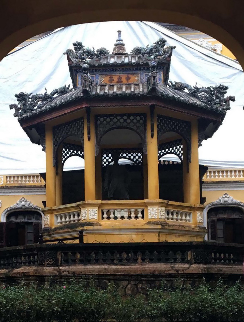 Đình Trung Lập án ngữ ngay lối ra vào cổng. (Ảnh: Quốc Việt/TTXVN)