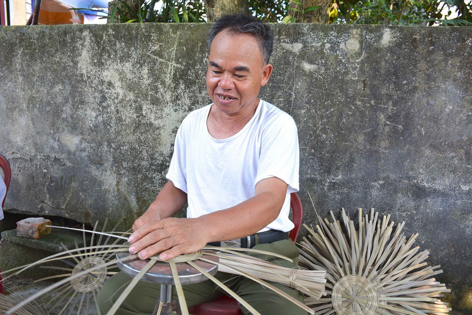 Làng nghề đan giành tích hơn 100 năm tuổi tại làng Gôi đang có nguy cơ bị mai một khi công lao động thấp, giờ chỉ toàn người già và trung tuổi theo nghề. (Ảnh Công Luật/TTXVN)