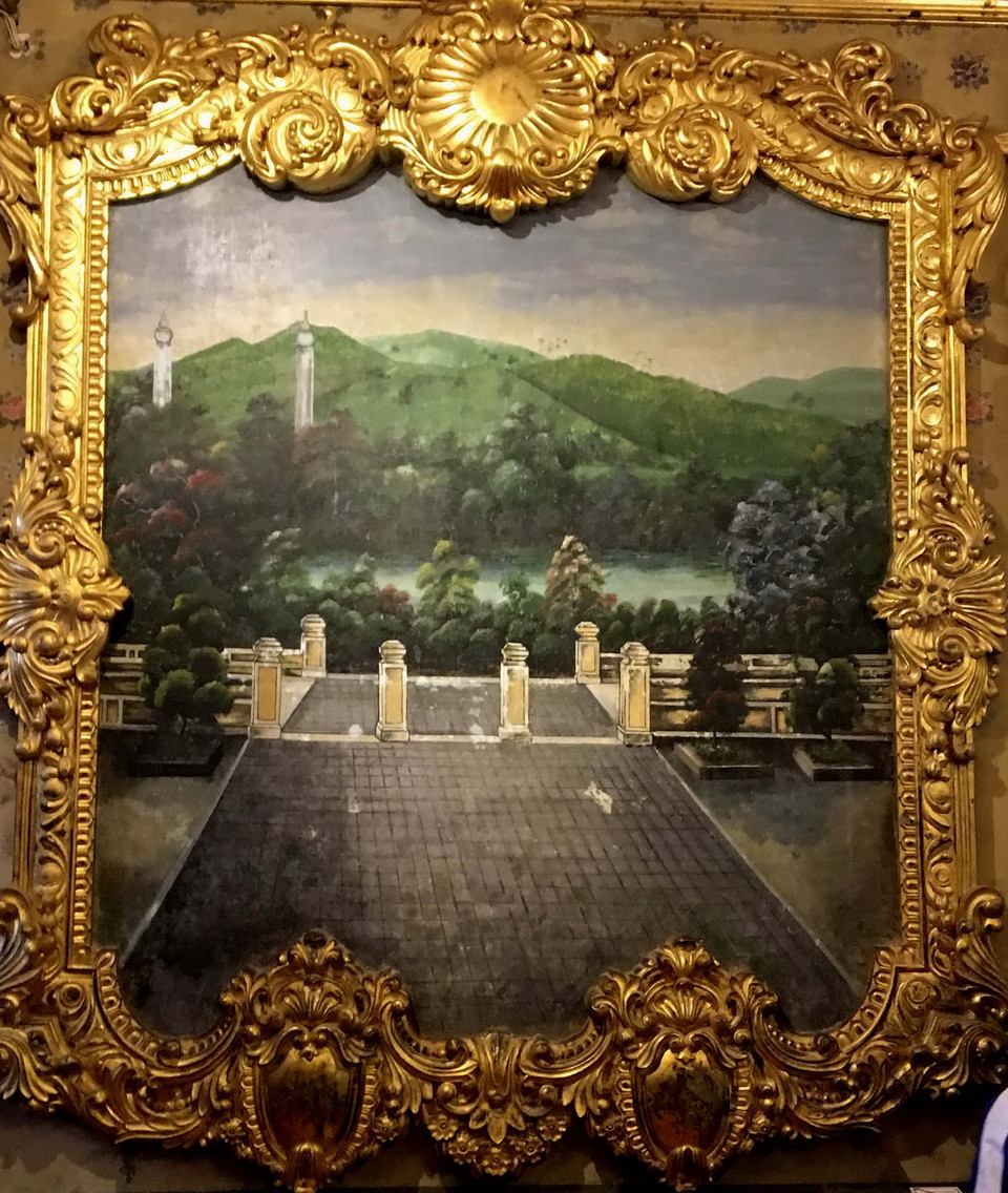 Tranh treo tường cung An Định sau khi được phục hồi trong một dự án do Cộng hòa Liên bang Đức tài trợ. (Ảnh: Quốc Việt/TTXVN)