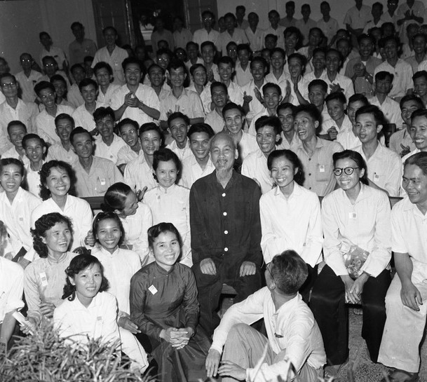 Chủ tịch Hồ Chí Minh chụp ảnh lưu niệm với các đại biểu dự Đại hội Hội Nhà báo Việt Nam lần thứ III, tháng 3/1962. (Ảnh: Tư liệu TTXVN)