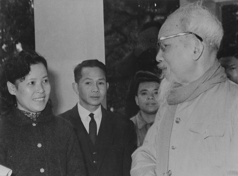  Chủ tịch Hồ Chí Minh trả lời phỏng vấn nữ phóng viên Tuệ Oanh, Ban Tin Trong nước TTXVN trong dịp đưa tin về bầu cử Quốc hội khóa III, năm 1964 . (Ảnh: Tư liệu TTXVN)