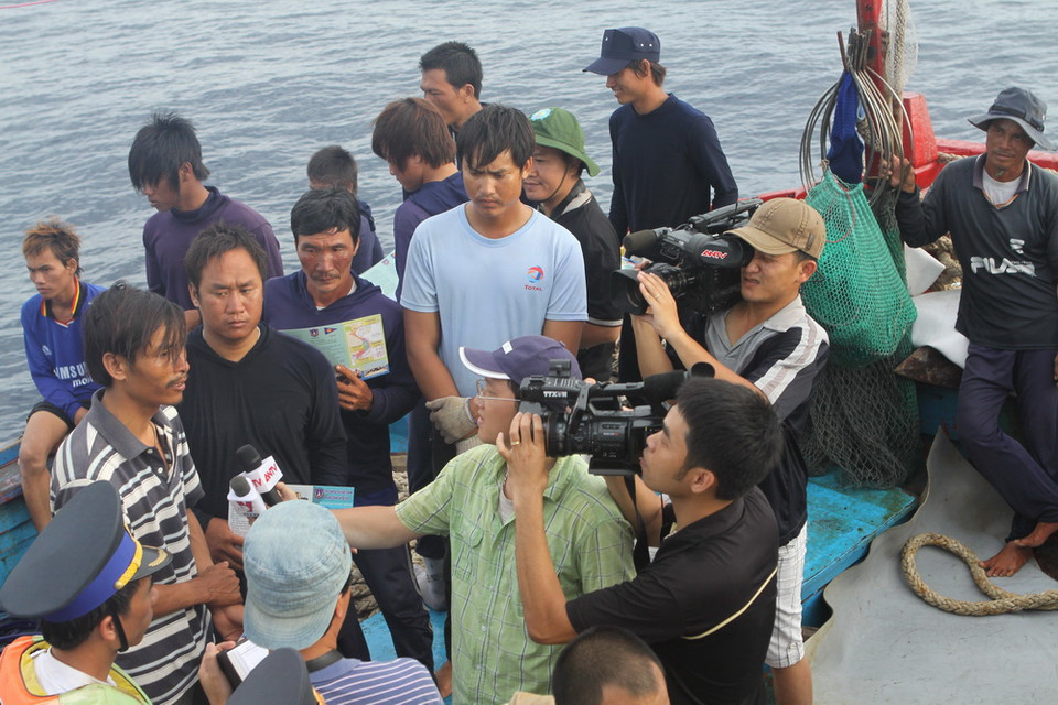 Phóng viên báo đài phỏng vấn ngư dân đánh bắt hải sản tại vùng biển Trường Sa (3/2013). (Ảnh: Trọng Đức/TTXVN)