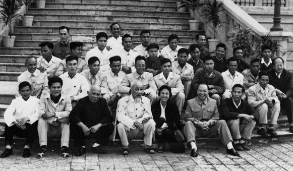 Chủ tịch Hồ Chí Minh, Phó Chủ tịch Tôn Đức Thắng, Chủ tịch Ủy ban Thường vụ Quốc hội Trường Chinh chụp ảnh lưu niệm với các phóng viên Thông tấn báo chí phục vụ Đại hội Đảng toàn quốc lần thứ III (1960). (Người ngồi giữa Bác Hồ và đồng chí Trường Chinh là nhà báo Huỳnh Ngọc Hường - phóng viên VNTTX. Người đeo kính ngồi sau Bác Hồ là nhà báo Lê Bá Thuyên - Phó Giám đốc VNTTX). (Ảnh: TTXVN)