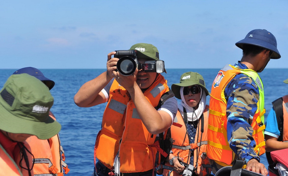 Phóng viên ảnh TTXVN Phạm Kiên tác nghiệp tại quần đảo Trường Sa. (Ảnh: TTXVN)