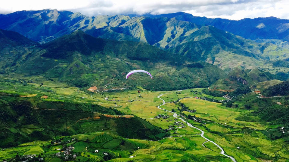 Được ngắm nhìn toàn cảnh những lớp sóng lúa từ đèo Khau Phạ luôn mang đến cảm xúc tuyệt vời cho các phi công dù lượn. (Ảnh: Xuân Mai/Vietnam+)