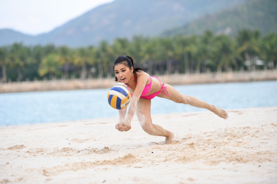 Pha vào bóng quyết liệt.