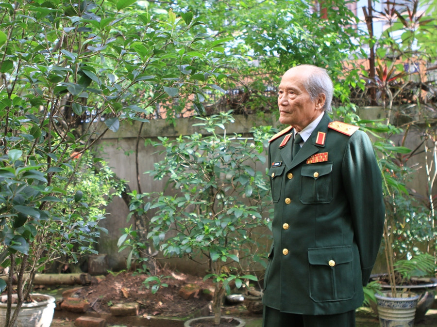 Trung tướng bồi hồi nhớ lại những năm tháng hào hùng của trận chiến lịch sử. (Ảnh: ChiLê/Vietnam+)