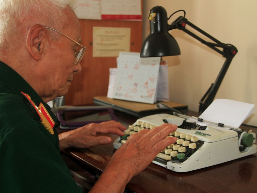 Ở tuổi 90, Thiếu tướng vẫn tự đánh máy chữ... (Ảnh: ChiLê/Vietnam+)