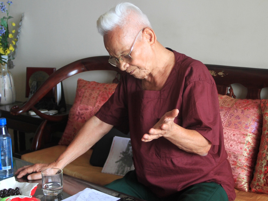 Thiếu tướng đầy xúc động mỗi khi nhắc đến những đồng đội đã không thể đợi ngày đất nước hoàn toàn độc lập, thống nhất. (Ảnh: ChiLê/Vietnam+)