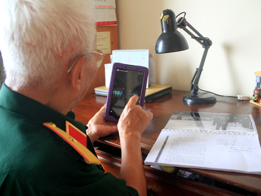 ...Và lướt công nghệ cao. (Ảnh: ChiLê/Vietnam+)