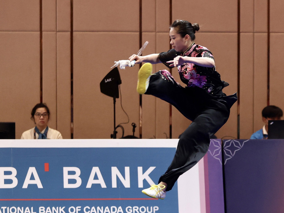 Dương Thúy Vi biểu diễn nội dung kiếm thuật nữ. (Ảnh: Hoàng Linh/TTXVN)