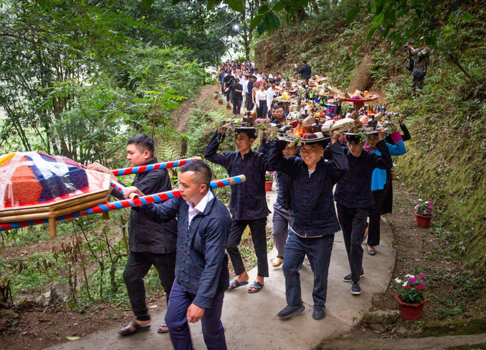 Lễ dâng hương miếu Ông, miếu Bà là một hoạt động văn hóa đặc sắc trong khuôn khổ Lễ hội Chợ Phong Lưu Khâu Vai.(Ảnh: Nam Thái/TTXVN)