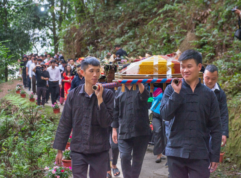  Chợ Tình bắt nguồn từ truyền thuyết về chàng Ba (người dân tộc Nùng) nghèo khó và cô Út (con một tộc trưởng người Giáy giàu có). Hai người yêu nhau nhưng không được gia đình cô Ut không đồng ý vì chàng trai nghèo và khác dân tộc. Họ trốn nhà đưa nhau lên hang núi Khâu Vai sống. Nhưng họ tộc hai bên vẫn vì chuyện này mà mang súng, cung nỏ đánh nhau, chứng kiến cảnh tượng đẫm máu của hai dòng họ, họ chia tay và hẹn kiếp sau thành vợ chồng. Ngày chia tay 27/3 âm lịch từ đó được chọn là ngày họp Chợ Tình hàng năm. Nơi họ chia tay, người dân địa phương lập nên miếu Ông, miếu Bà. (Trong ảnh: Người dân địa phương thực hiện nghi thức dâng hương miếu Ông, miếu Bà. Nguồn: Nam Thái/TTXVN) 