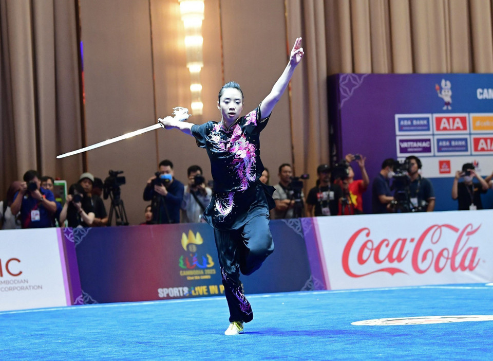 Dương Thúy Vi biểu diễn nội dung kiếm thuật nữ. (Ảnh: Hoàng Linh/TTXVN)
