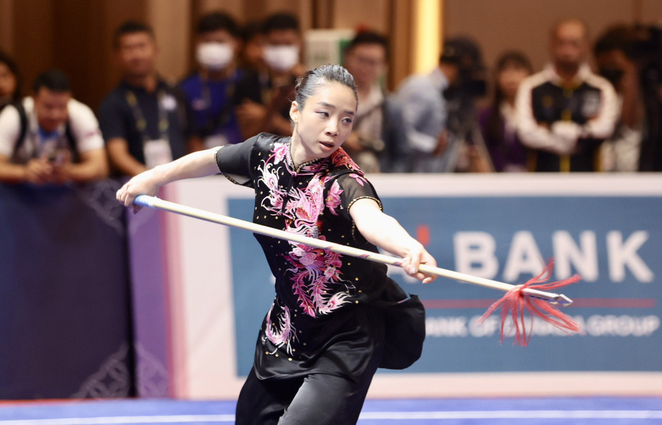 Dương Thúy Vi biểu diễn nội dung thương thuật nữ (ngày 10/5) với thành tích 9,606 điểm. (Ảnh: Hoàng Linh/TTXVN)