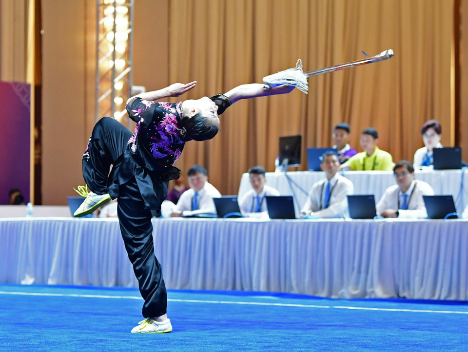 Dương Thúy Vi biểu diễn nội dung kiếm thuật nữ. (Ảnh: Hoàng Linh/TTXVN)