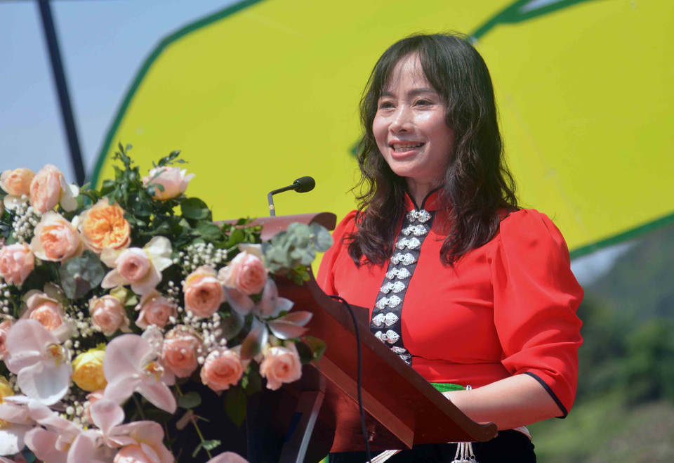 Phó Chủ tịch UBND huyện Mộc Châu Nguyễn Thị Hoa phát biểu khai mạc Ngày hội hái quả mận hậu Mộc Châu năm 2023. (Ảnh: Quang Quyết/TTXVN)