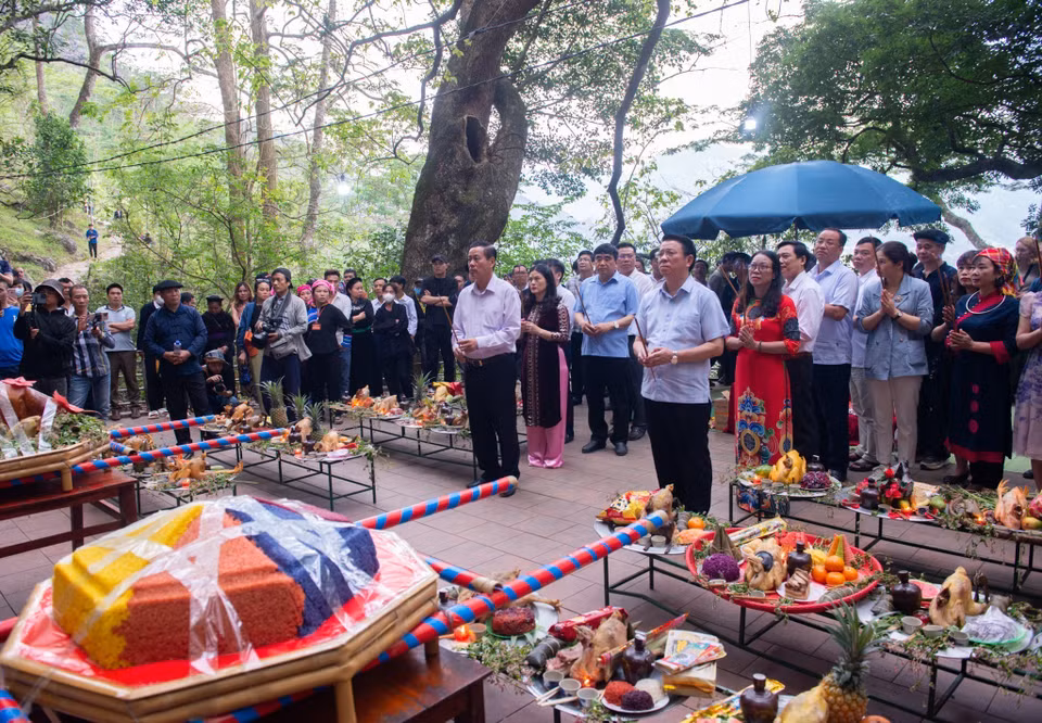 Lãnh đạo tỉnh Hà Giang, huyện Mèo Vạc và các đại biểu, nhân dân địa phương và khách du lịch dâng hương miếu Ông, miếu Bà. (Ảnh: Nam Thái /TTXVN)