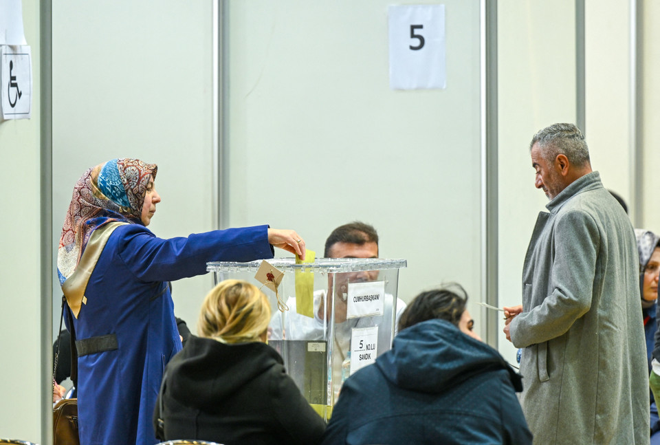 Vòng 2 bầu cử diễn ra giữa 2 ứng cử giành số phiếu cao nhất tại vòng 1 là đương kim Tổng thống Recep Tayyip Erdogan và ông Kemal Kilicdaroglu thuộc Liên minh quốc gia và đảng Nhân dân Cộng hòa (CHP) đối lập. Ảnh: Cử tri bỏ phiếu sớm bầu Tổng thống Thổ Nhĩ Kỳ vòng 2 tại Essen, Đức ngày 23/5/2023. (Ảnh: AFP/TTXVN)