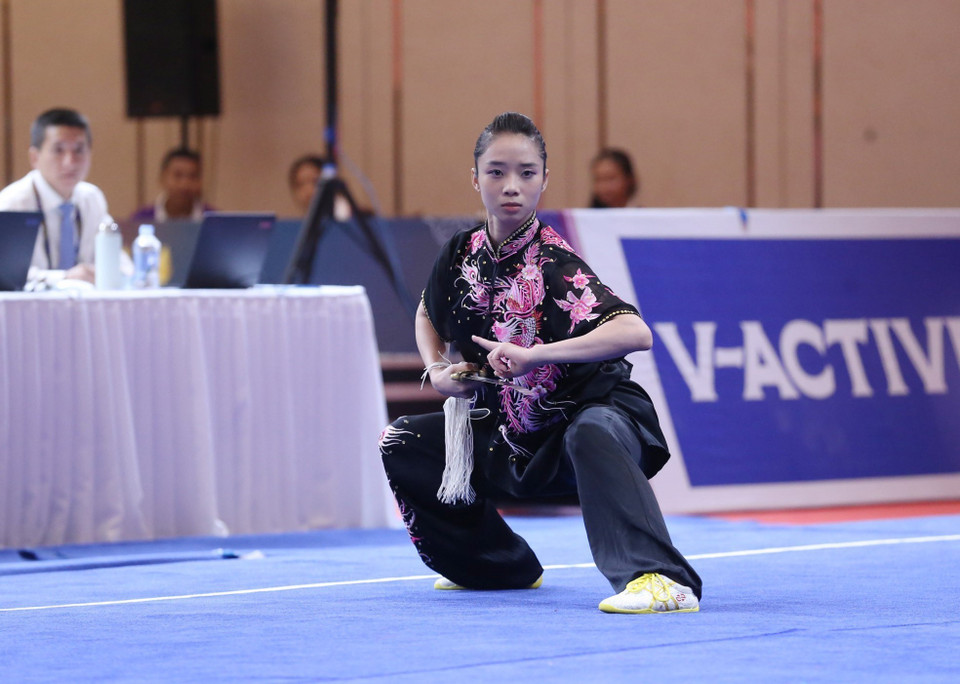 Dương Thúy Vi biểu diễn nội dung kiếm thuật nữ. (Ảnh: Hoàng Linh/TTXVN)