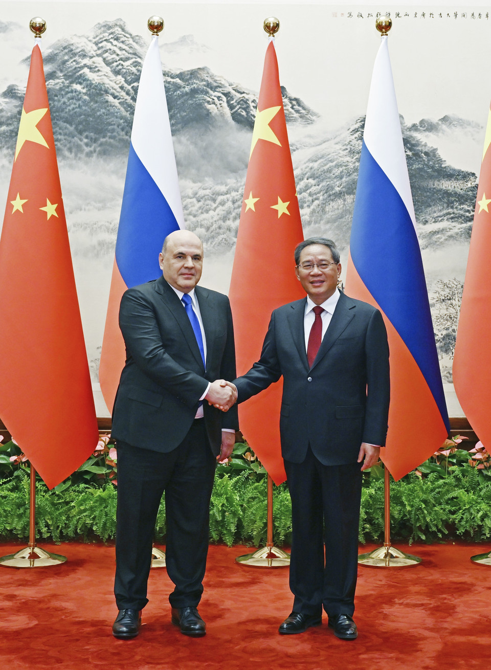 Ảnh: Thủ tướng Nga Mikhail Mishustin (trái) và Thủ tướng Trung Quốc Lý Cường tại cuộc gặp ở Bắc Kinh ngày 24/5/2023. Nguồn: THX/TTXVN)