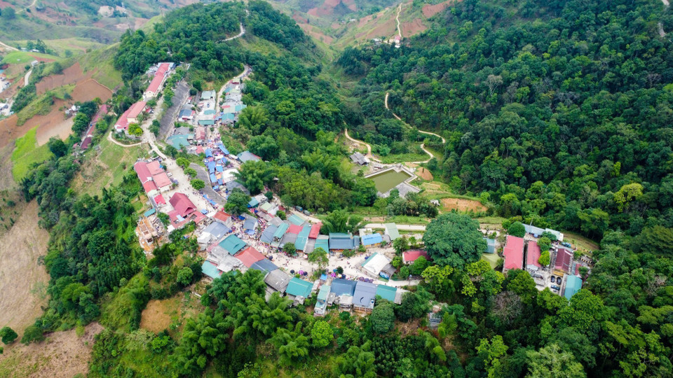 Chợ Phong Lưu Khâu Vai được tổ chức tại xã Khâu Vai, huyện Mèo Vạc, tỉnh Hà Giang là phiên chợ huyền thoại có từ hơn 100 năm nay chất chứa bao tình cảm của đôi lứa yêu nhau mà không đến được với nhau ước hẹn một ngày để gặp gỡ... cứ đến hẹn lại lên hàng năm vào ngày 26 – 27.3 âm lịch. .(Ảnh: Nam Thái/TTXVN)