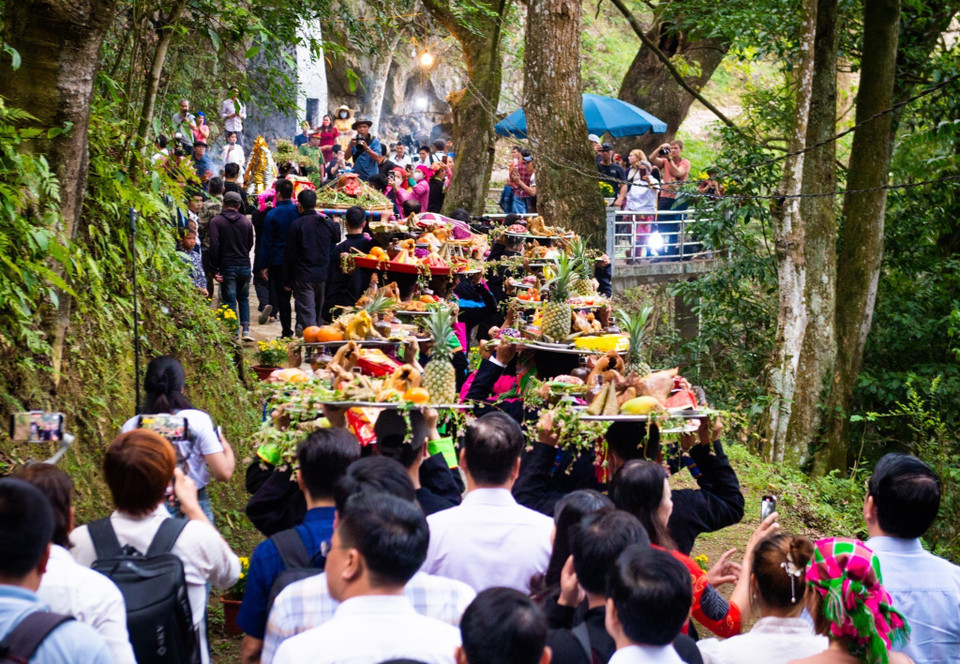 Với chủ đề “Về nơi tình yêu bắt đầu," Lễ hội Chợ Phong Lưu Khâu Vai 2023 có rất nhiều hoạt động trải nghiệm, như: Lễ dâng hương miếu Ông, miếu Bà; Lễ cầu duyên; Đại hội thiếu nhi các dân tộc huyện Mèo Vạc; văn nghệ chợ đêm Mèo Vạc; chụp ảnh các loài hoa tại Mê cung đá xã Khâu Vai; tham quan Làng Văn hóa Du lịch Cộng đồng Dân tộc Mông thôn Pả Vi Hạ xã Pả Vi....(Trong ảnh: Người dân địa phương thực hiện nghi thức dâng hương miếu Ông, miếu Bà. Nguồn: Nam Thái/TTXVN)