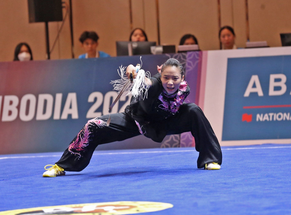 Dương Thúy Vi biểu diễn nội dung kiếm thuật nữ. (Ảnh: Hoàng Linh/TTXVN)