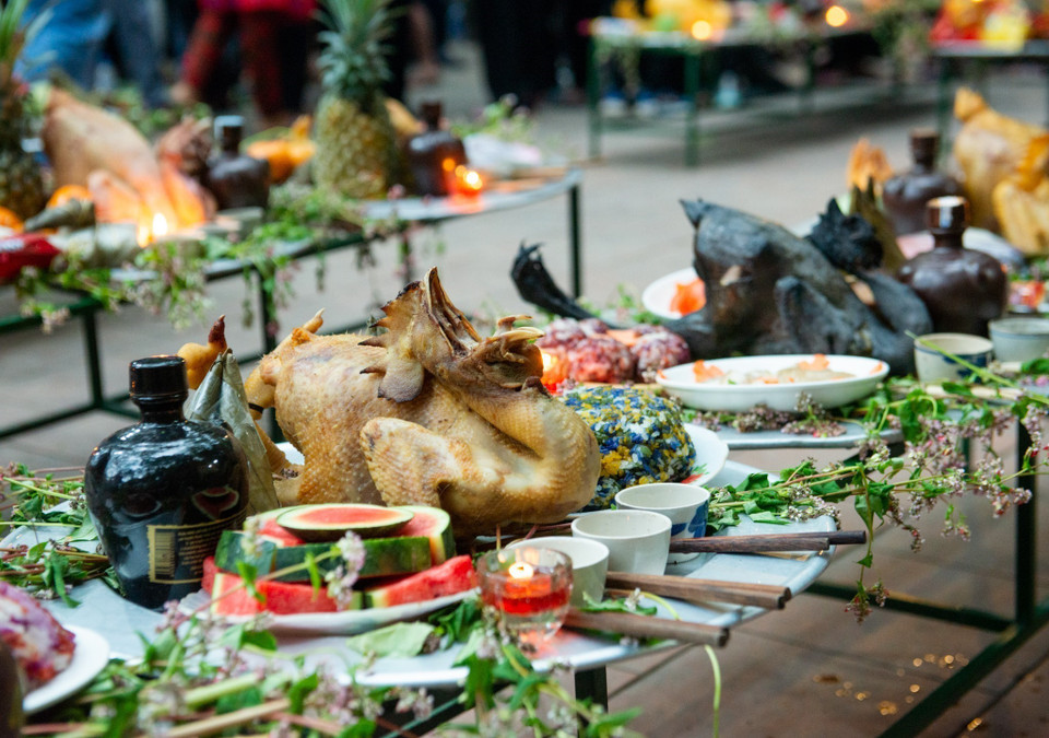 Đồ lễ dâng lên miếu Ông, miếu Bà được chuẩn bị đặc trưng với con số 27: Lợn 27kg, gà 27kg, xôi 27 bò... thể hiện sức mạnh kỳ diệu với những nguồn gốc truyền thuyết sâu sắc. (Trong ảnh: Mâm lễ được dâng lên miếu Ông, miếu Bà tại Lễ hội chợ Phong Lưu Khâu Vai 2023. Nguồn: Nam Thái/TTXVN)