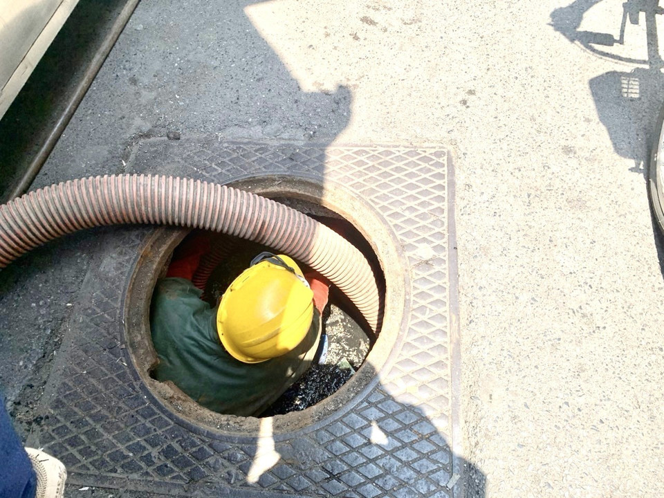 Bất chấp sự nóng nắng khắc nghiệt của thời tiết, hàng trăm công nhân của Công ty TNHH Một thành viên Thoát nước Hà Nội đã được trang bị đầy đủ bảo hộ lao động cần thiết để chống nóng, vất vả làm việc trên khắp các ngõ phố để thực hiện nhiệm vụ duy trì thường xuyên hệ thống cống, rãnh thoát nước, mương, sông, hồ điều hoà; sửa chữa, bảo dưỡng các công trình đầu mối, trạm bơm. (Nguồn: TTXVN)