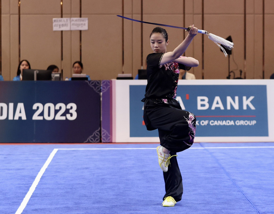 Dương Thúy Vi biểu diễn nội dung kiếm thuật nữ. (Ảnh: Hoàng Linh/TTXVN)