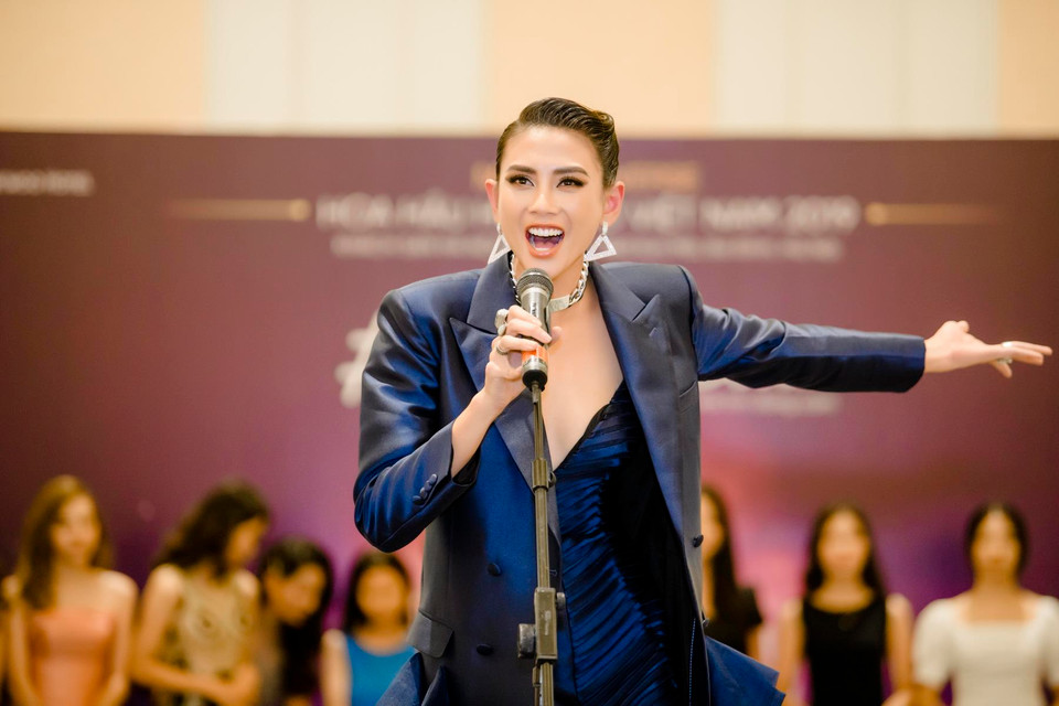 Á hậu Võ Hoàng Yến cũng chia sẻ về quãng thời gian đăng quang Á hậu 1 Hoa hậu Hoàn vũ Việt Nam 2008, đại diện Việt Nam tại Miss Universe 2009. (Ảnh: Như Hoàn/Vietnam+)