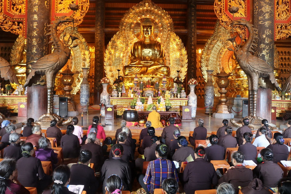 Tăng ni, phật tử hành lễ tại chùa Bái Đính. (Ảnh: Ninh Đức Phương/TTXVN)