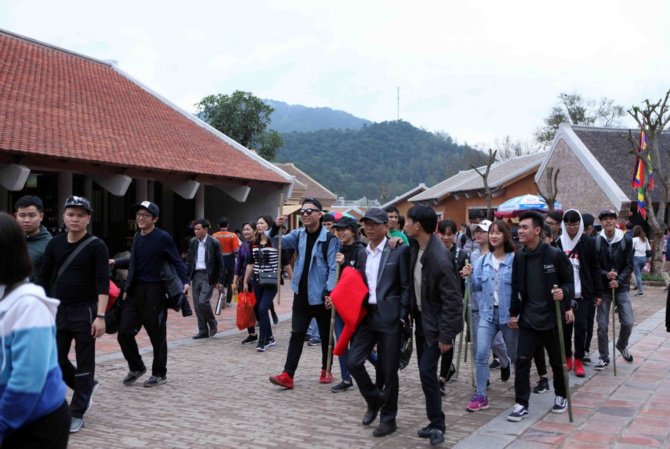Đông đảo du khách thập phương trảy hội Yên Tử trong ngày khai hội Yên Tử-Xuân Mậu Tuất 2018. (Ảnh: Quý Trung/TTXVN)