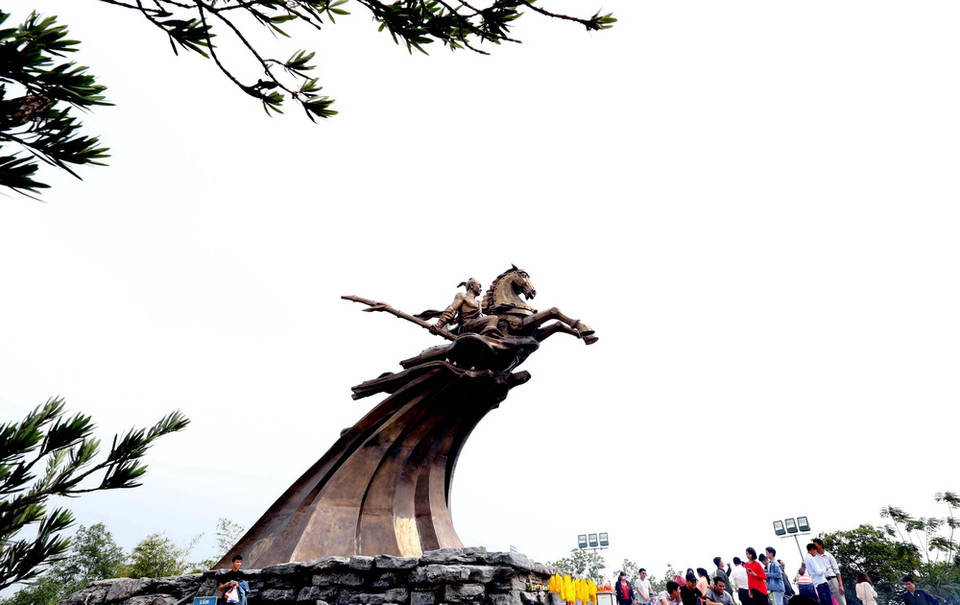 Mùng 6 tháng Giêng, tại xã Phù Linh, huyện Sóc Sơn (Hà Nội) diễn ra lễ hội Gióng đền Sóc nhằm tưởng nhớ và tri ân công lao to lớn của Thánh Gióng (Phù Đổng Thiên Vương) trong công cuộc đấu tranh bảo vệ đất nước từ thuở sơ khai. (Ảnh: Quang Quyết/TTXVN)