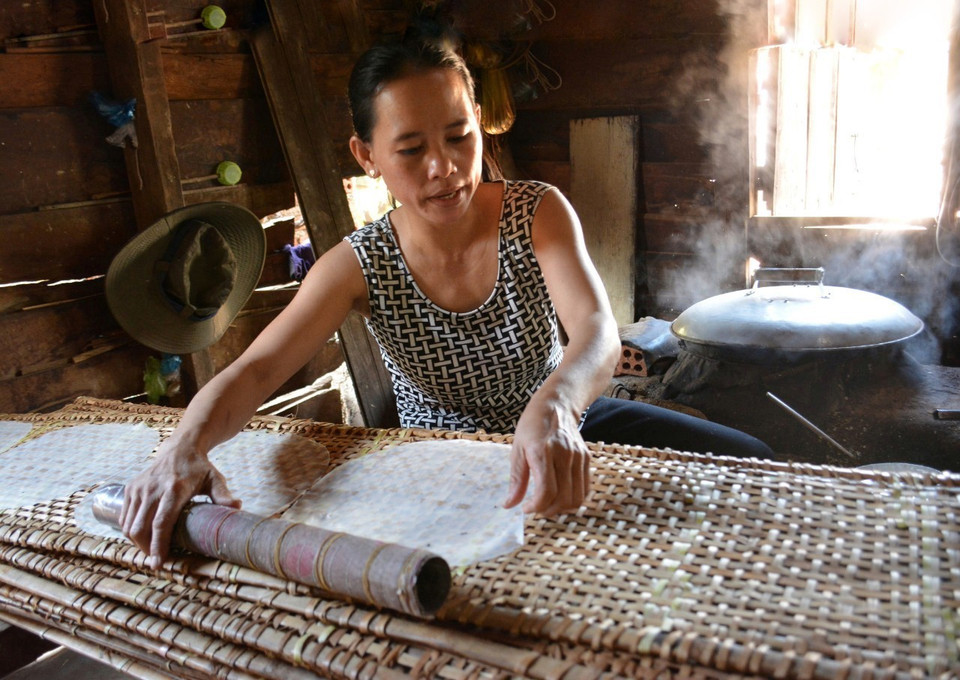 Xếp bánh tráng chuẩn bị đưa đi phơi. (Ảnh: Tuấn Anh/TTXVN)