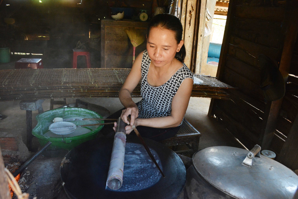 Tráng bánh bằng phương pháp thủ công. (Ảnh: Tuấn Anh/TTXVN)