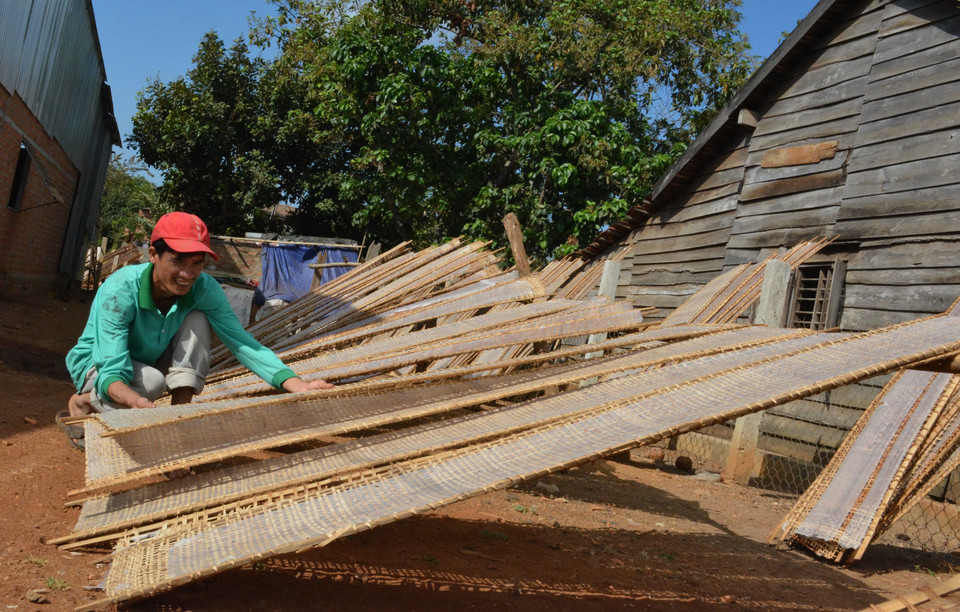 Người dân phơi bánh tráng thành phẩm. (Ảnh: Tuấn Anh/TTXVN)