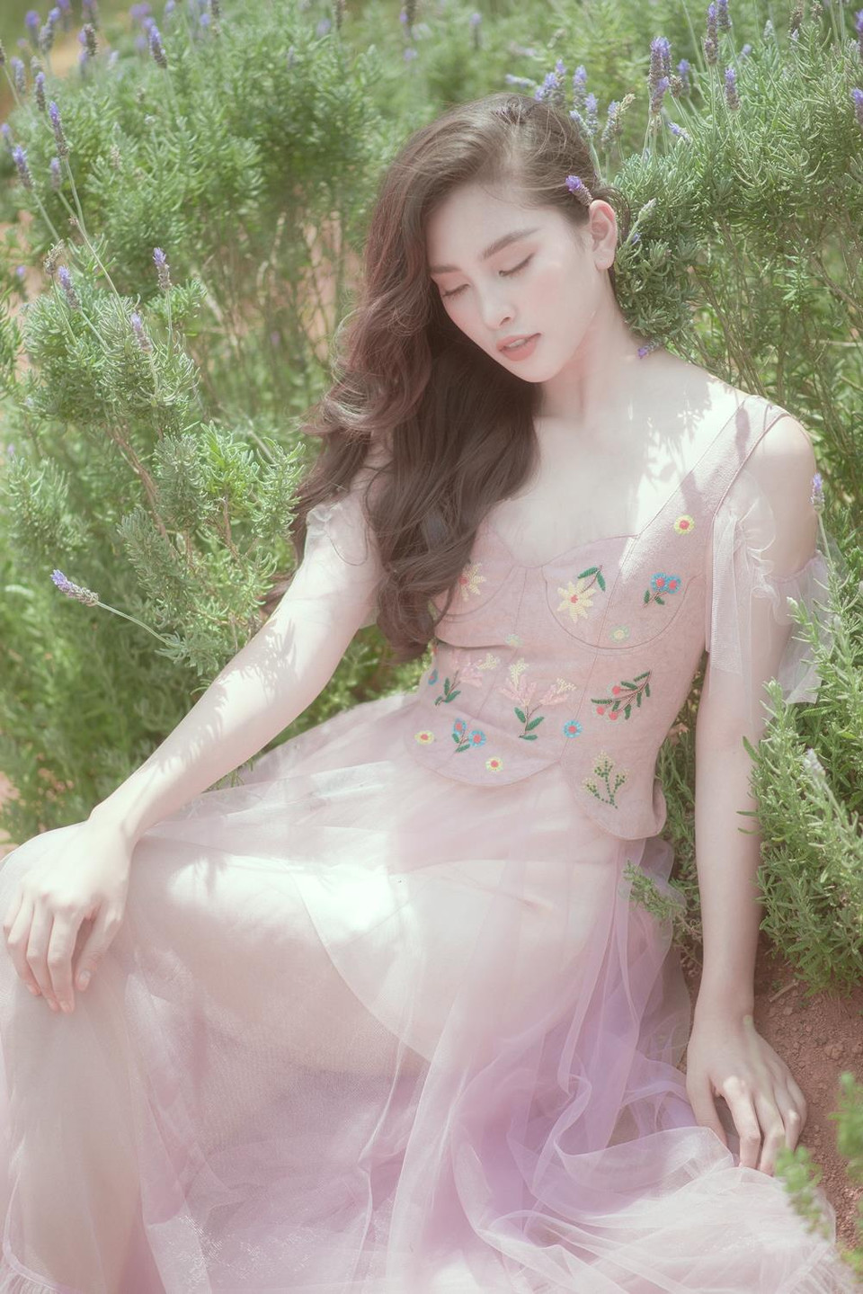 Sau chiến thắng lọt Top5 dự án nhân ái xuất sắc tại Miss World 2018, Hoa hậu Tiểu Vy thường xuyên xuất hiện trong các hoạt động thiện nguyện hướng đến sinh viên, phụ nữ. (Ảnh: Yết Bàng/Vietnam+)