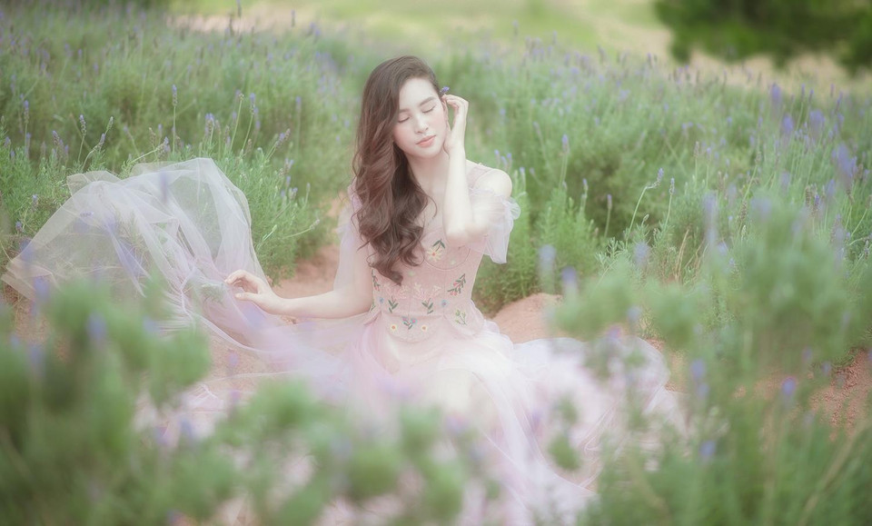 Với lối trang điểm nhẹ nhàng, Hoa hậu Tiểu Vy thực sự khoe được những đường nét gần như hoàn hảo của khuôn mặt. (Ảnh: Yết Bàng/Vietnam+)