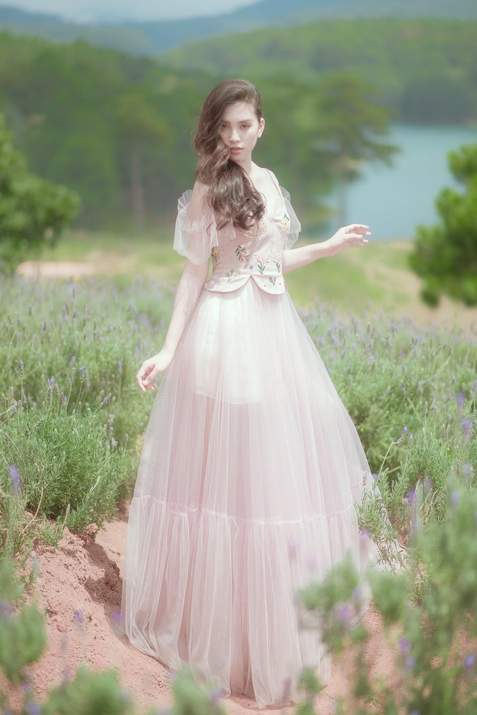 Chia sẻ về dự định trong năm, Hoa hậu Tiểu Vy cho biết: 'Vy sẽ tiếp tục con đường thiện nguyện và hoạt động xã hội nhiều hơn. Hiện tại Vy đã bắt đầu chuẩn bị cho một số dự án cộng đồng của mình, Vy đang suy nghĩ những dự án về môi trường mang tính lan tỏa hơn, kêu gọi được nhiều bạn trẻ tham gia hơn. Bên cạnh đó, Vy cũng thích tham gia gameshow, ca nhạc hay phim ảnh nhưng trước mắt chắc có lẽ là cần thêm thời gian để học hỏi.' (Ảnh: Yết Bàng/Vietnam+)