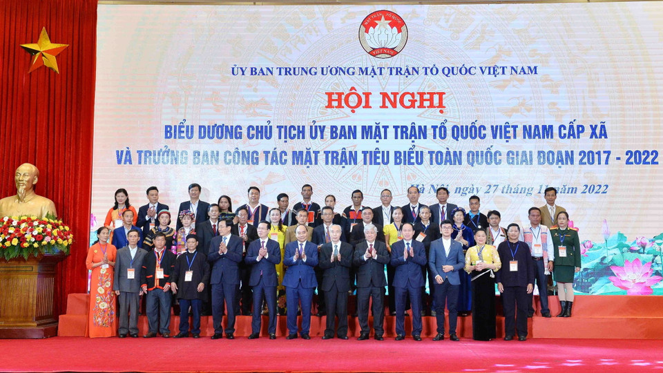  Chủ tịch nước Nguyễn Xuân Phúc, ông Võ Văn Thưởng, Ủy viên Bộ Chính trị, Thường trực Ban Bí thư chụp ảnh chung cùng các điển hình tiêu biểu. (Ảnh: Minh Đức/TTXVN)