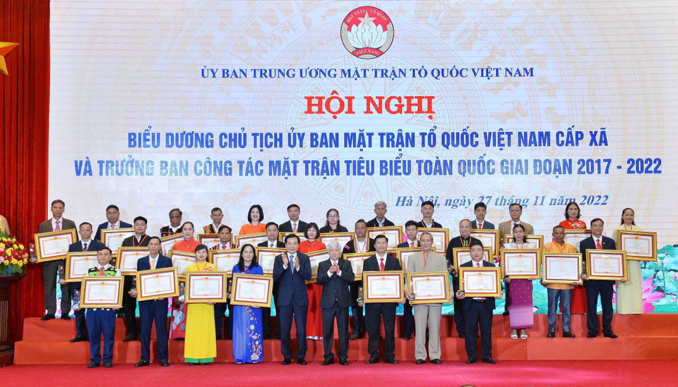 Bí thư Trung ương Đảng, Chủ tịch Ủy ban Trung ương MTTQ Việt Nam Đỗ Văn Chiến, ông Trần Văn Sơn, Bộ trưởng, Chủ nhiệm Văn phòng Chính phủ trao Bằng khen của Thủ tướng cho các điển hình tiêu biểu. (Ảnh: Minh Đức/TXVN)