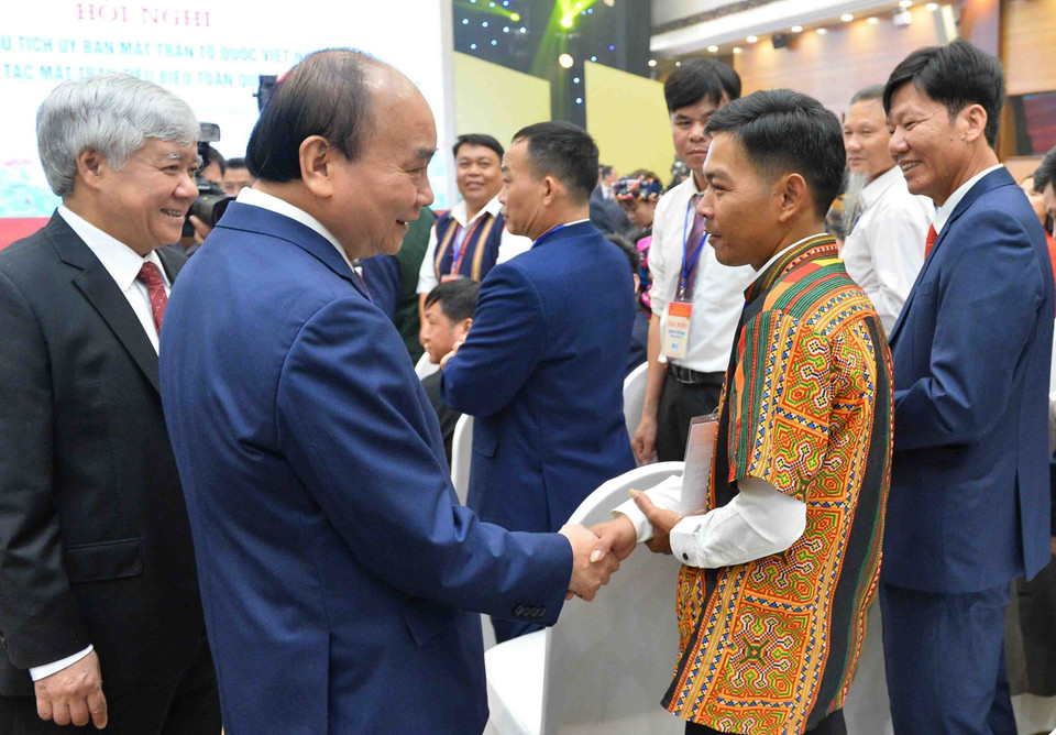 Chủ tịch nước Nguyễn Xuân Phúc gặp gỡ các đại biểu tại hội nghị. (Ảnh: Minh Đức/TTXVN)